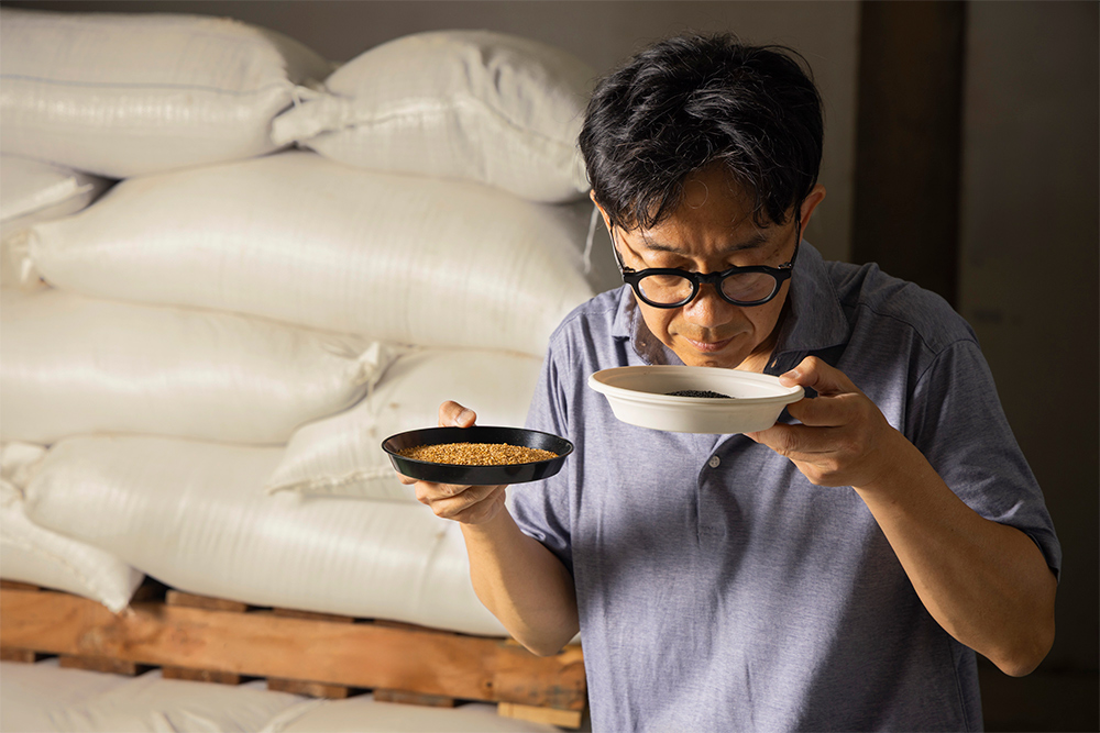 ごまの香りと状態をひとつひとつ確かめる和田萬の職人