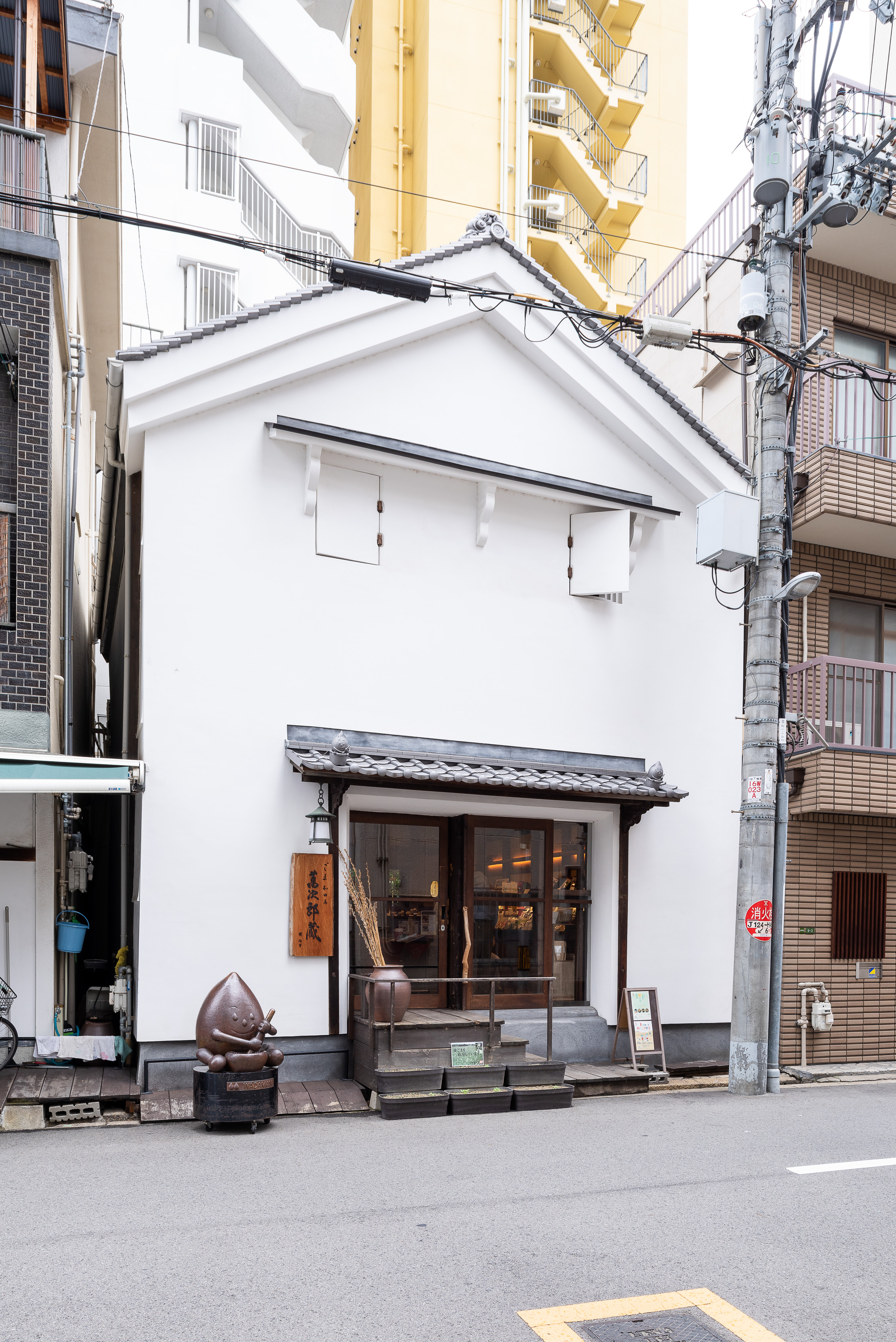 大阪市北区菅原町にある直営店「萬次郎蔵」の外観