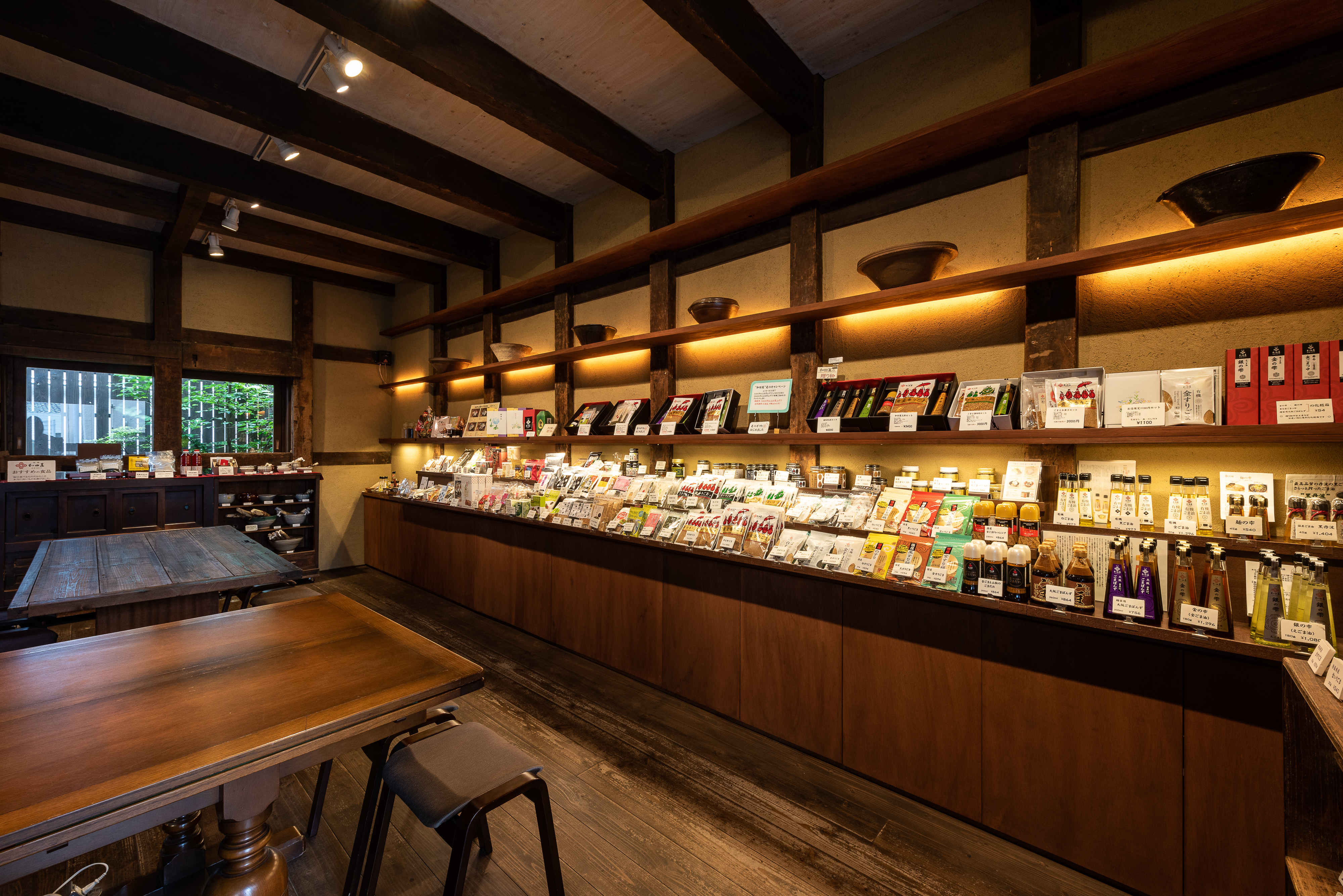 萬次郎蔵の店内。棚に並ぶ和田萬のごま商品