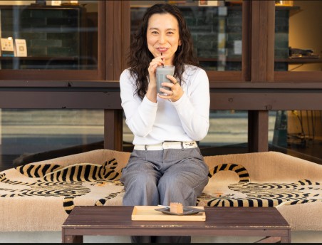 カフェIRUAERUでごまドリンクを楽しむ様子