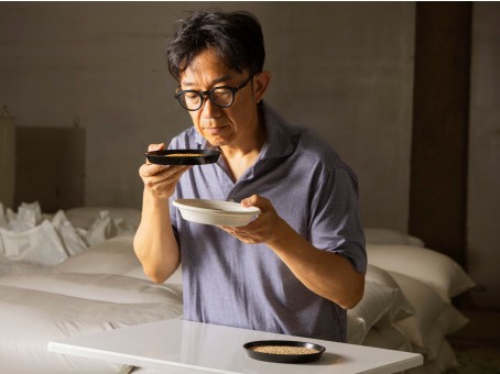 ごまの香りを確かめる和田萬の職人