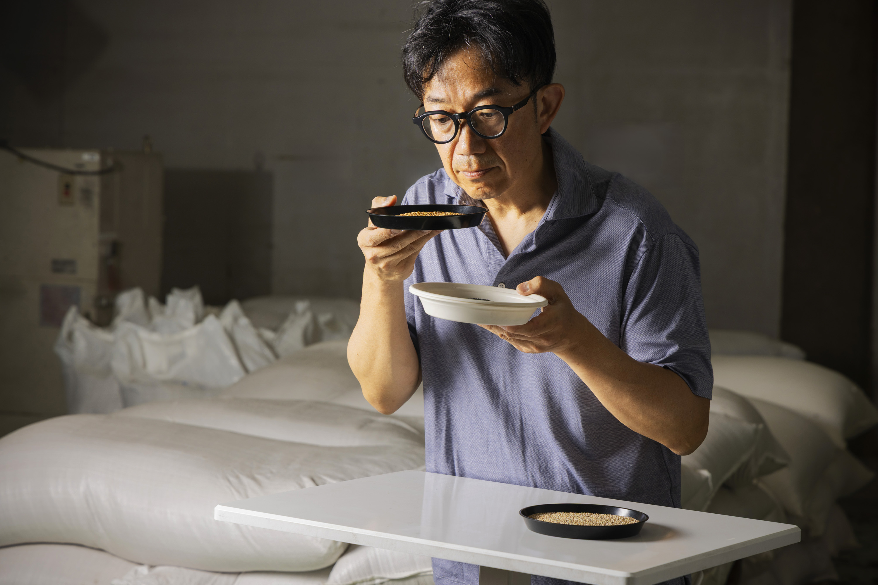 生のごまを実際に食べて味と香りのポテンシャルを見極める和田萬の職人